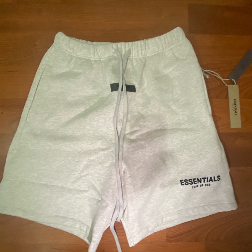 FEAR OF GOD ESSENTIALS SWEATSHORTS ‘LIGHT OATMEAL’